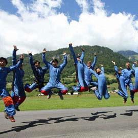 Parachute tandem jump team event