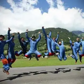 Parachute tandem jump team event